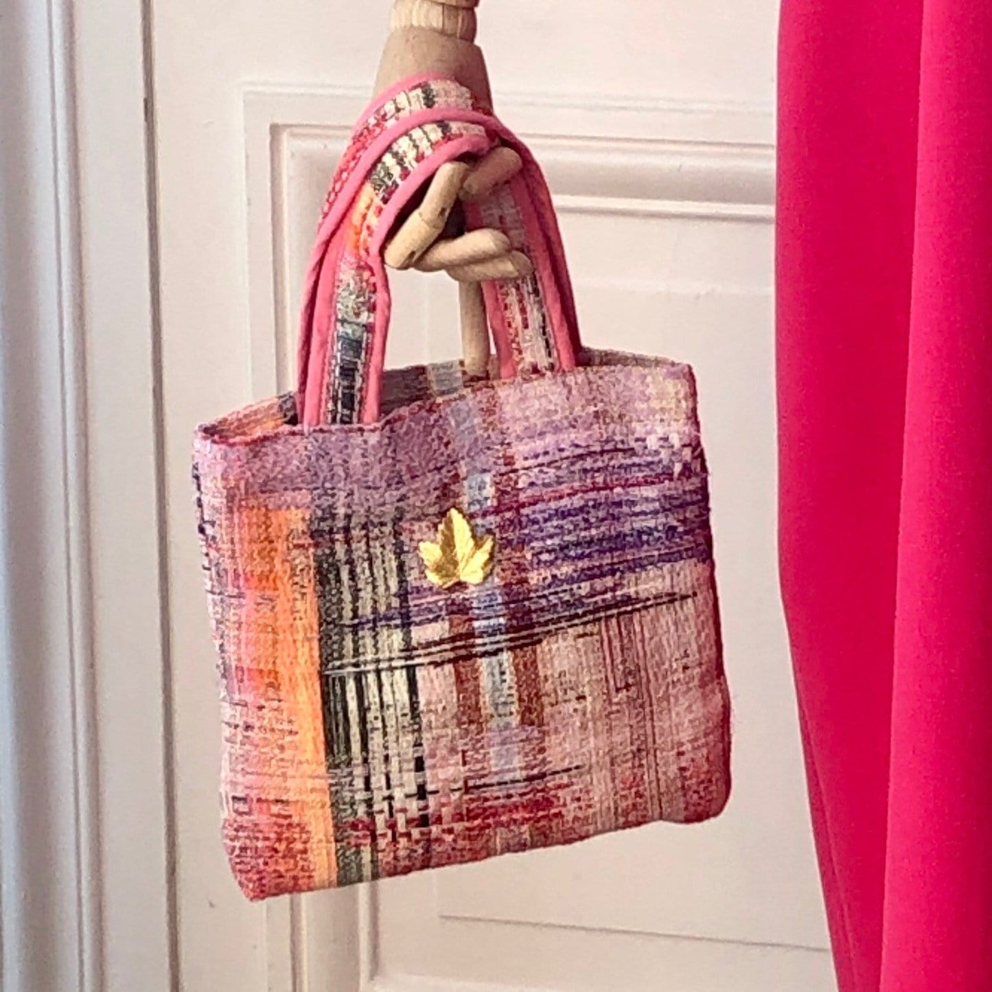 Mini sac Bienvenue en tweed rose tendre, rose vif, rouge, noir, lilas et orange tissé et fabriqué en France