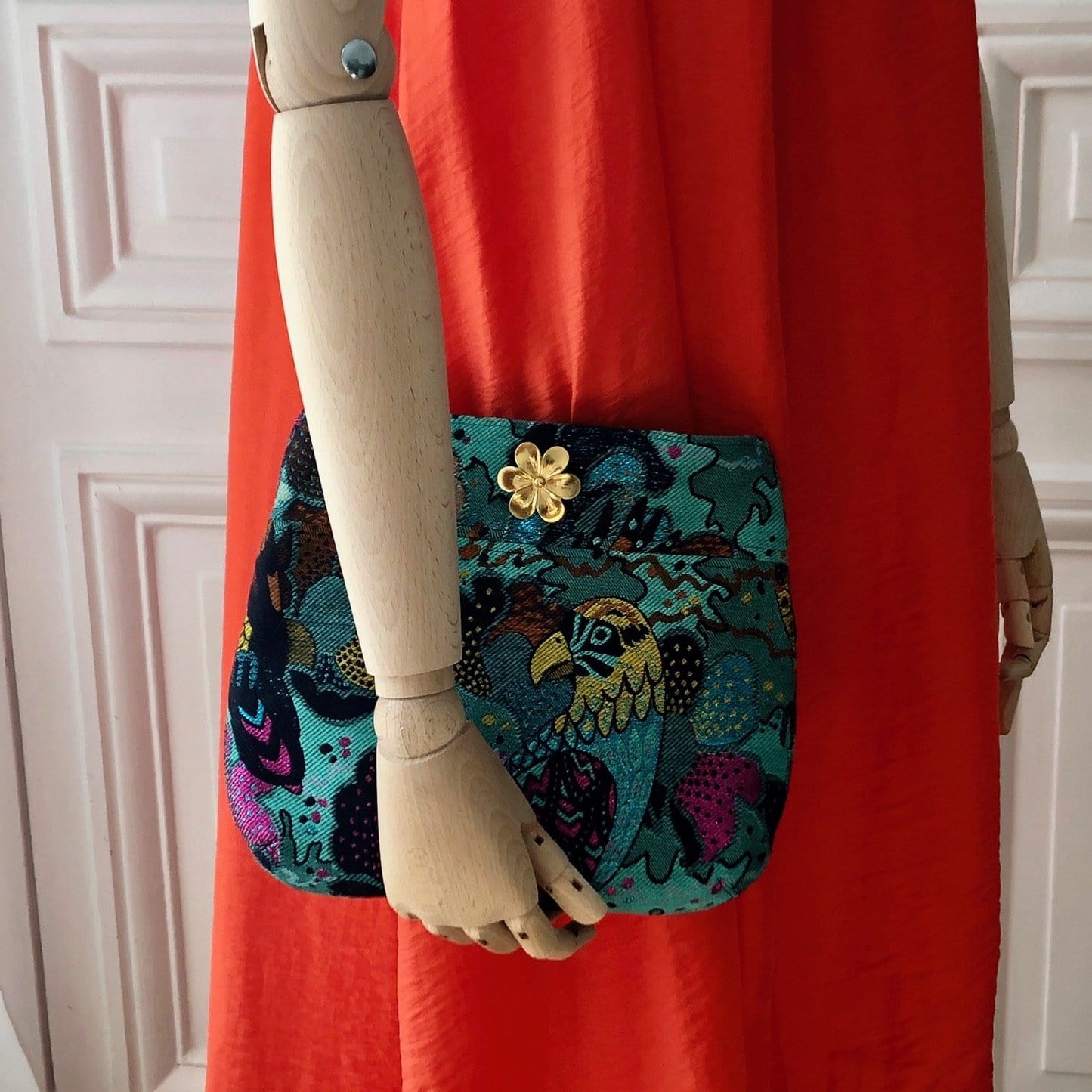 Pochette Irène en tweed turquoise, rose, jaune et marine perroquets tissé et fabriquée en France