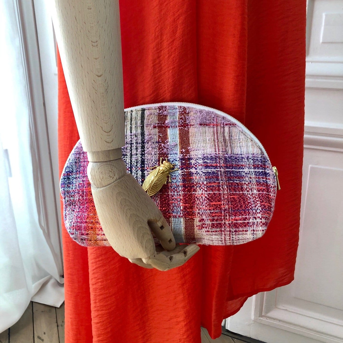 Pochette Eloha en tweed rose tendre, rose vif, rouge, noir, lilas et orange tissé et fabriquée en France
