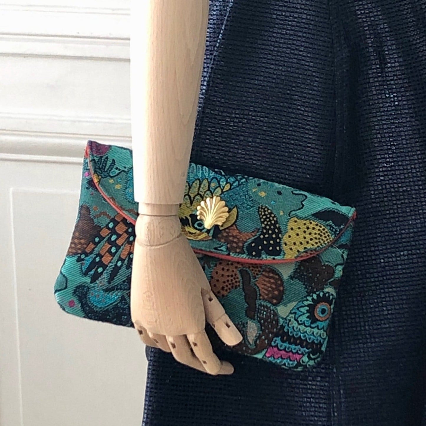 Pochette Louise en tweed turquoise rose, jaune et marine perroquets tissé et fabriquée en France