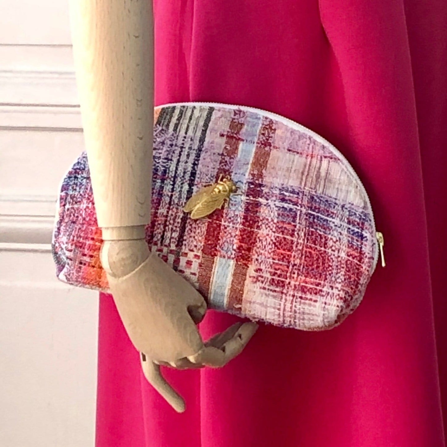 Pochette Eloha en tweed rose tendre, rose vif, rouge, noir, lilas et orange tissé et fabriquée en France