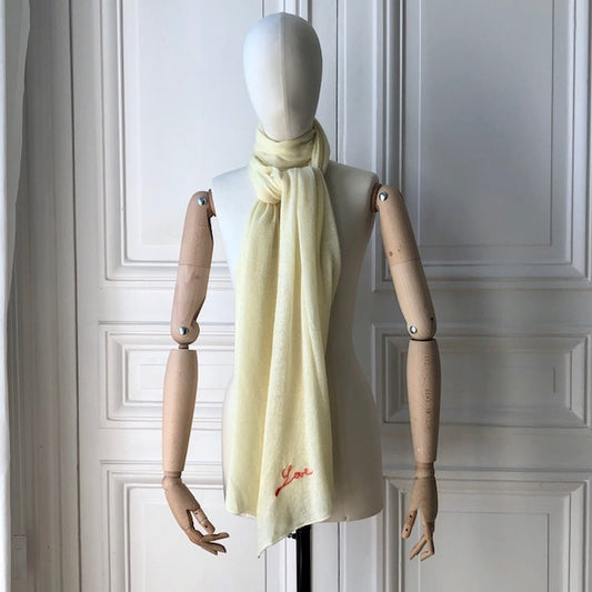 Etole jaune pâle avec broderie Love tricotée en France 200x60 cm 58% cachemire 42% lin