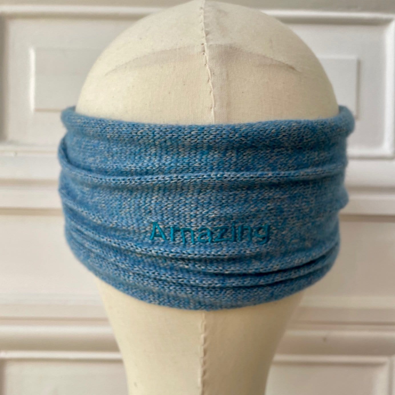 Bandeau bleu jean avec broderie Amazing tricoté en France 58% cachemire 42% lin