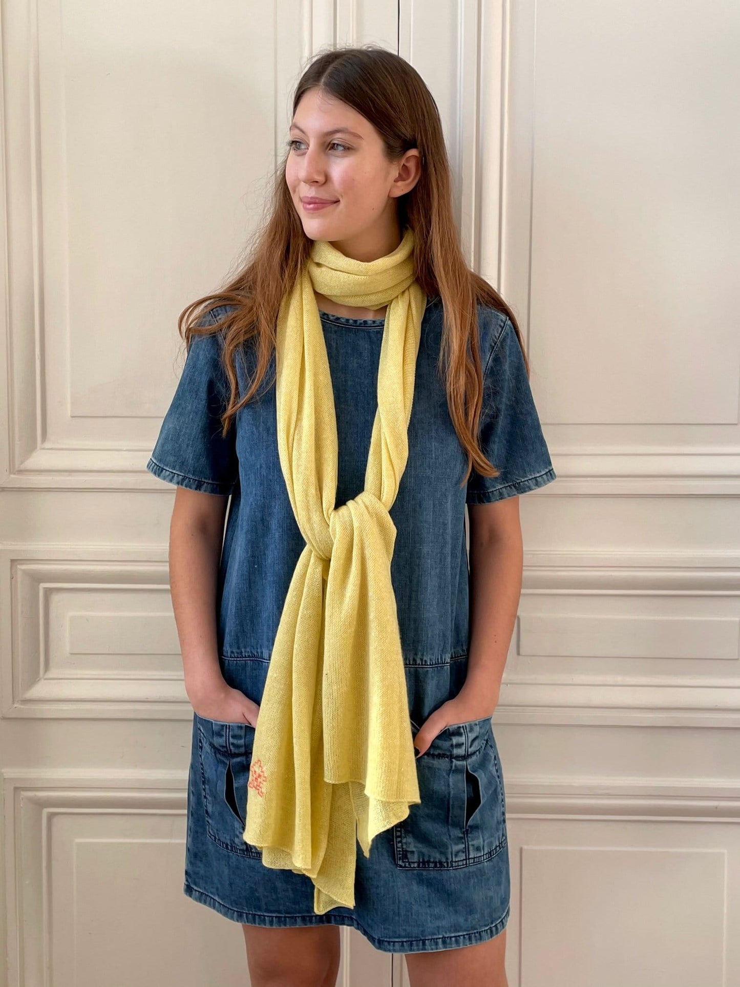 Etole jaune citron avec broderie space invader corail tricotée en France 58% cachemire 42% lin 200x60 cm
