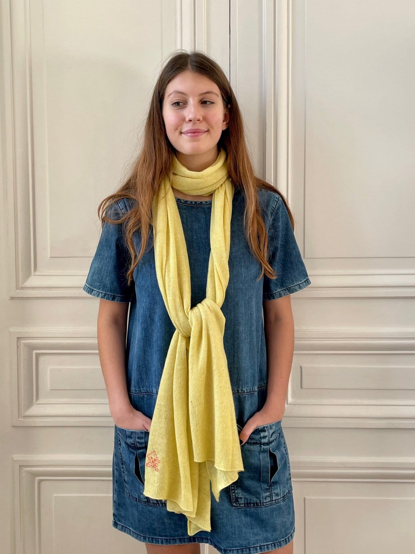 Etole jaune citron avec broderie space invader corail tricotée en France 58% cachemire 42% lin 200x60 cm