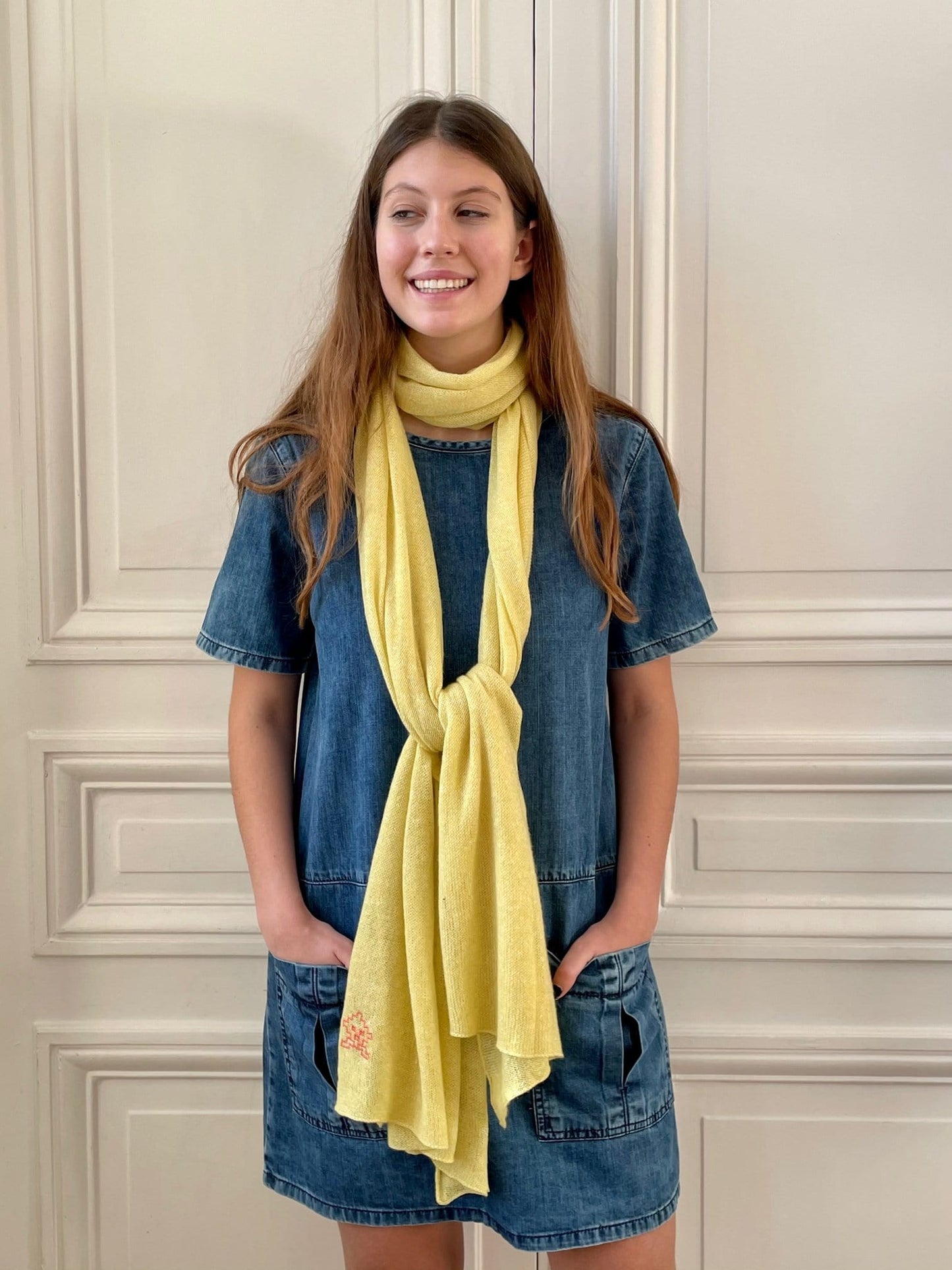 Etole jaune citron avec broderie space invader corail tricotée en France 58% cachemire 42% lin 200x60 cm