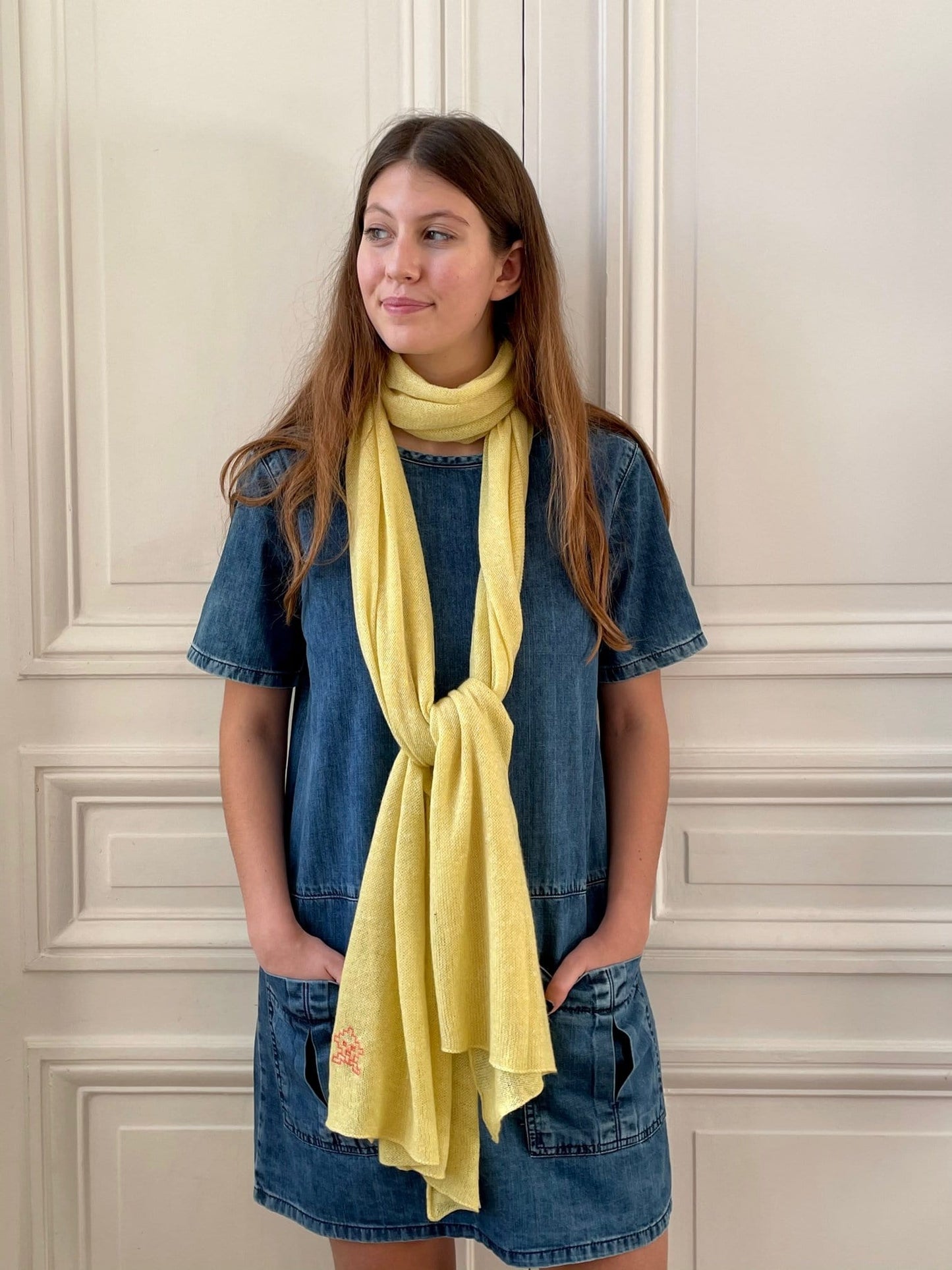 Etole jaune citron avec broderie space invader corail tricotée en France 58% cachemire 42% lin 200x60 cm