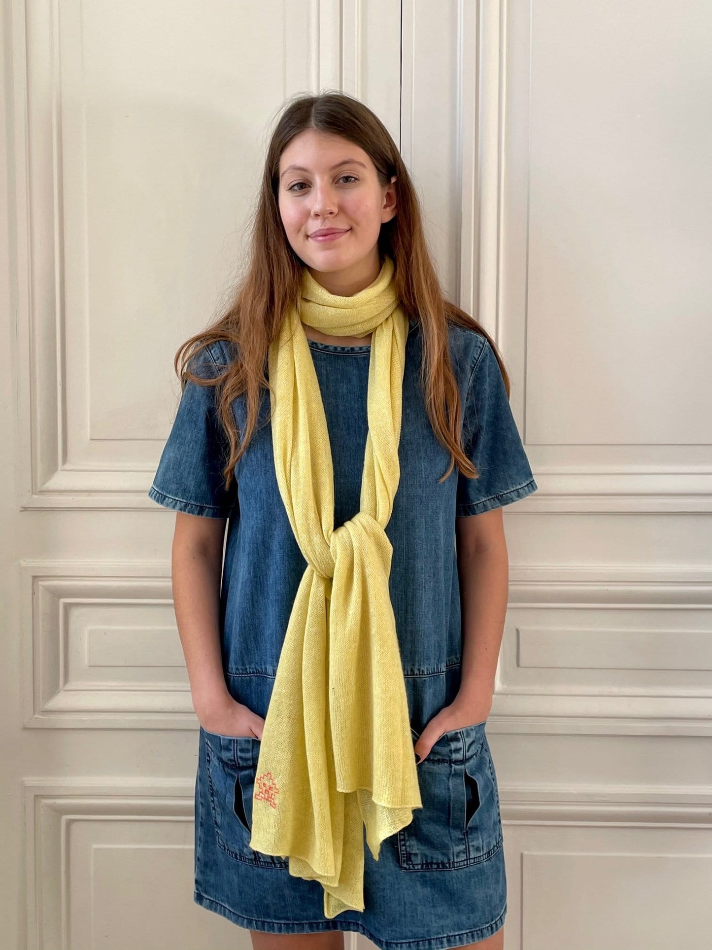 Etole jaune citron avec broderie space invader corail tricotée en France 58% cachemire 42% lin 200x60 cm