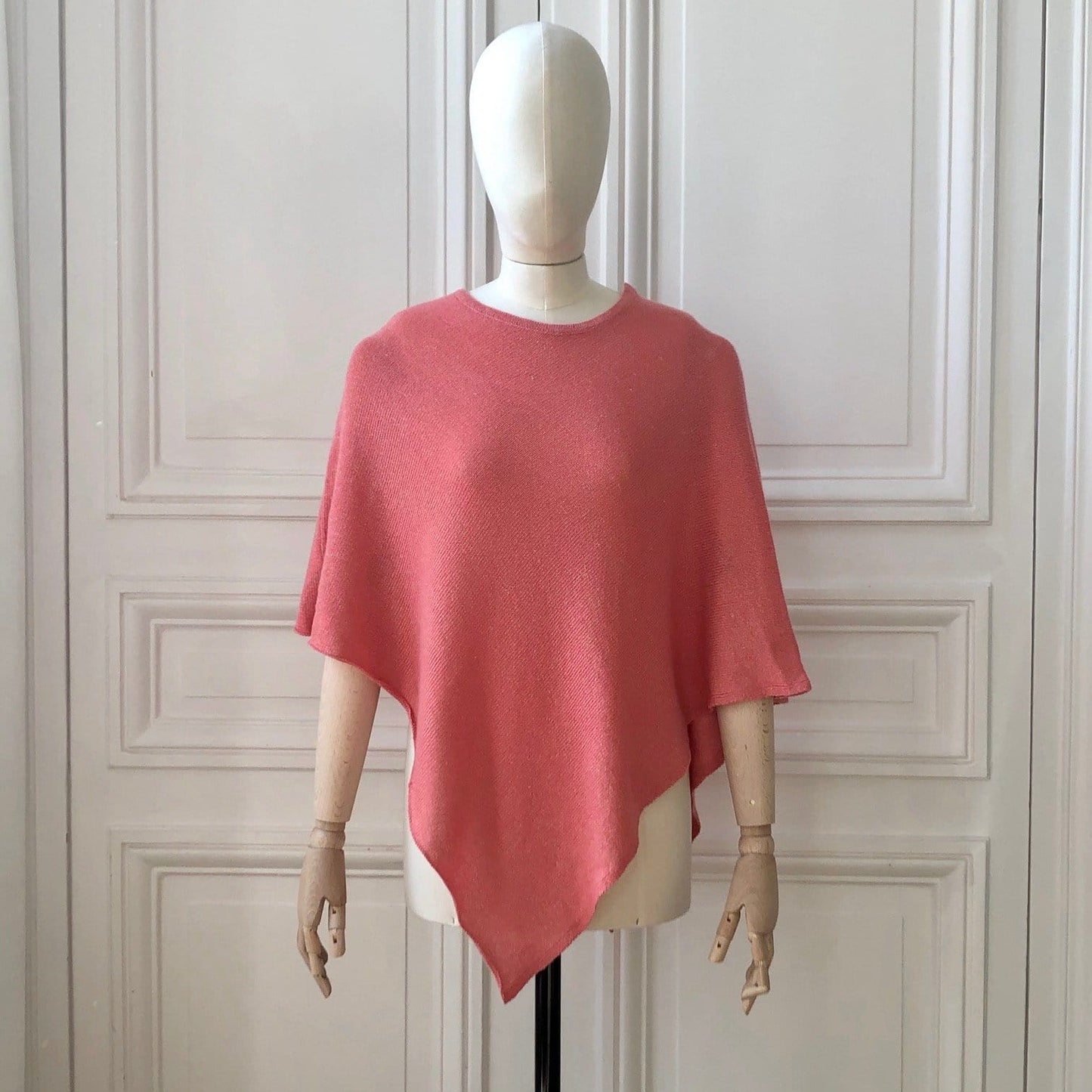 Poncho corail en pointe tricoté en France 58% cachemire 42% lin