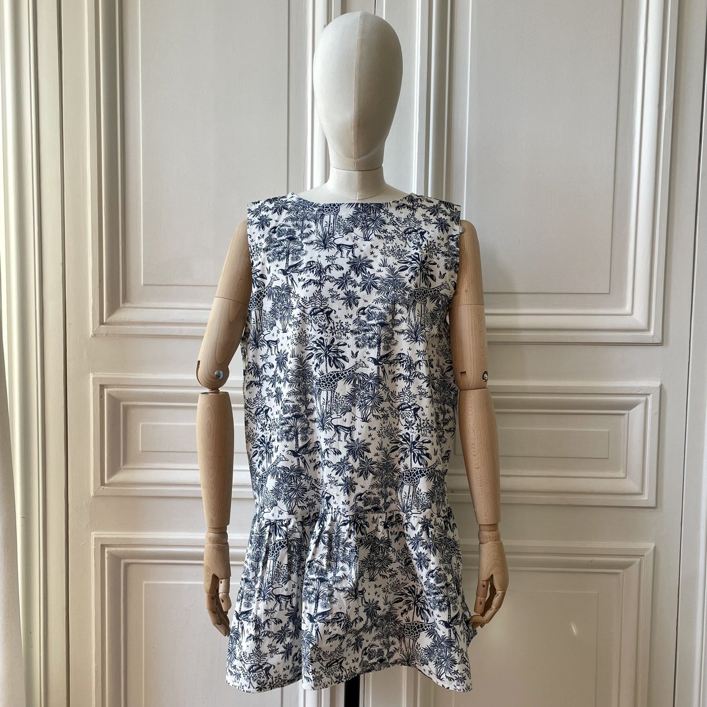 Robe à volant en toile de Jouy jungle marine fabriquée en France