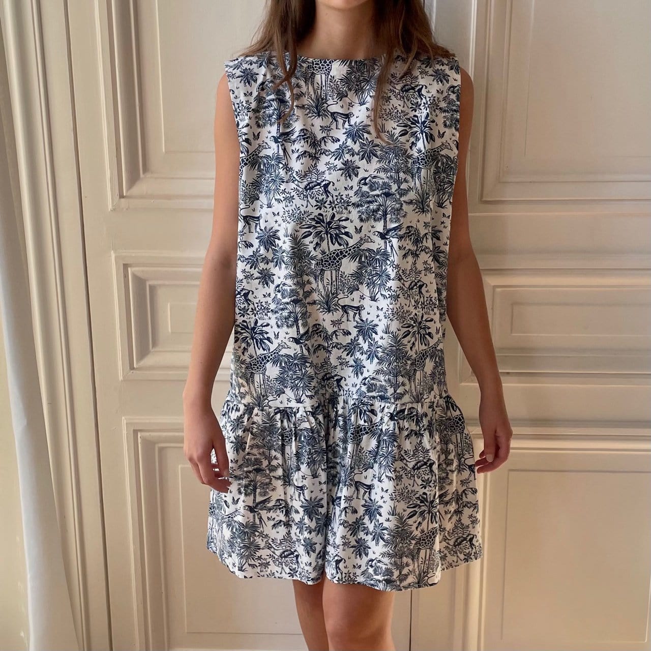 Robe à volant en toile de Jouy jungle marine fabriquée en France