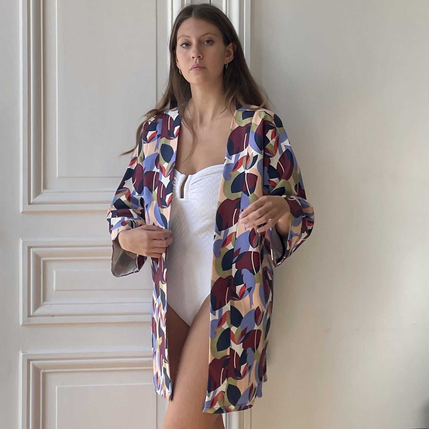 Kimono en coton imprimé perroquets prune, lilas, vert et saumon fabriqué en France