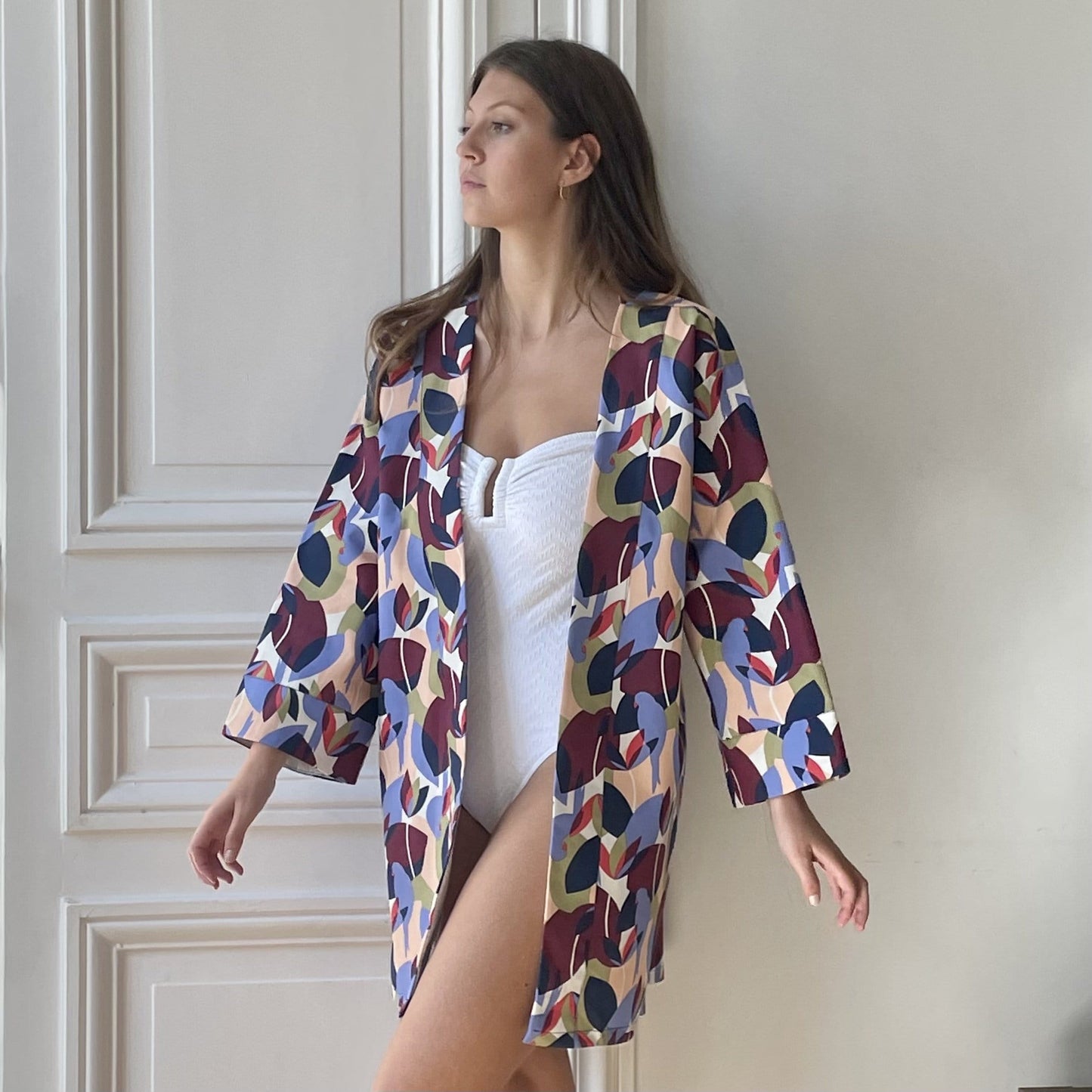 Kimono en coton imprimé perroquets prune, lilas, vert et saumon fabriqué en France