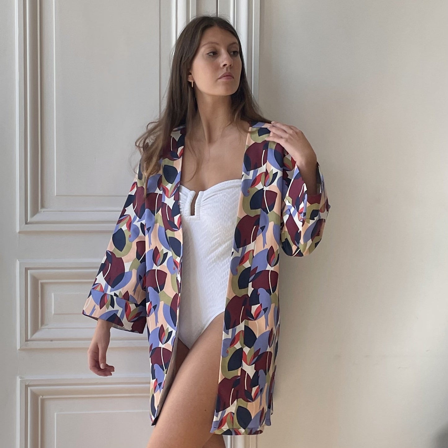 Kimono en coton imprimé perroquets prune, lilas, vert et saumon fabriqué en France
