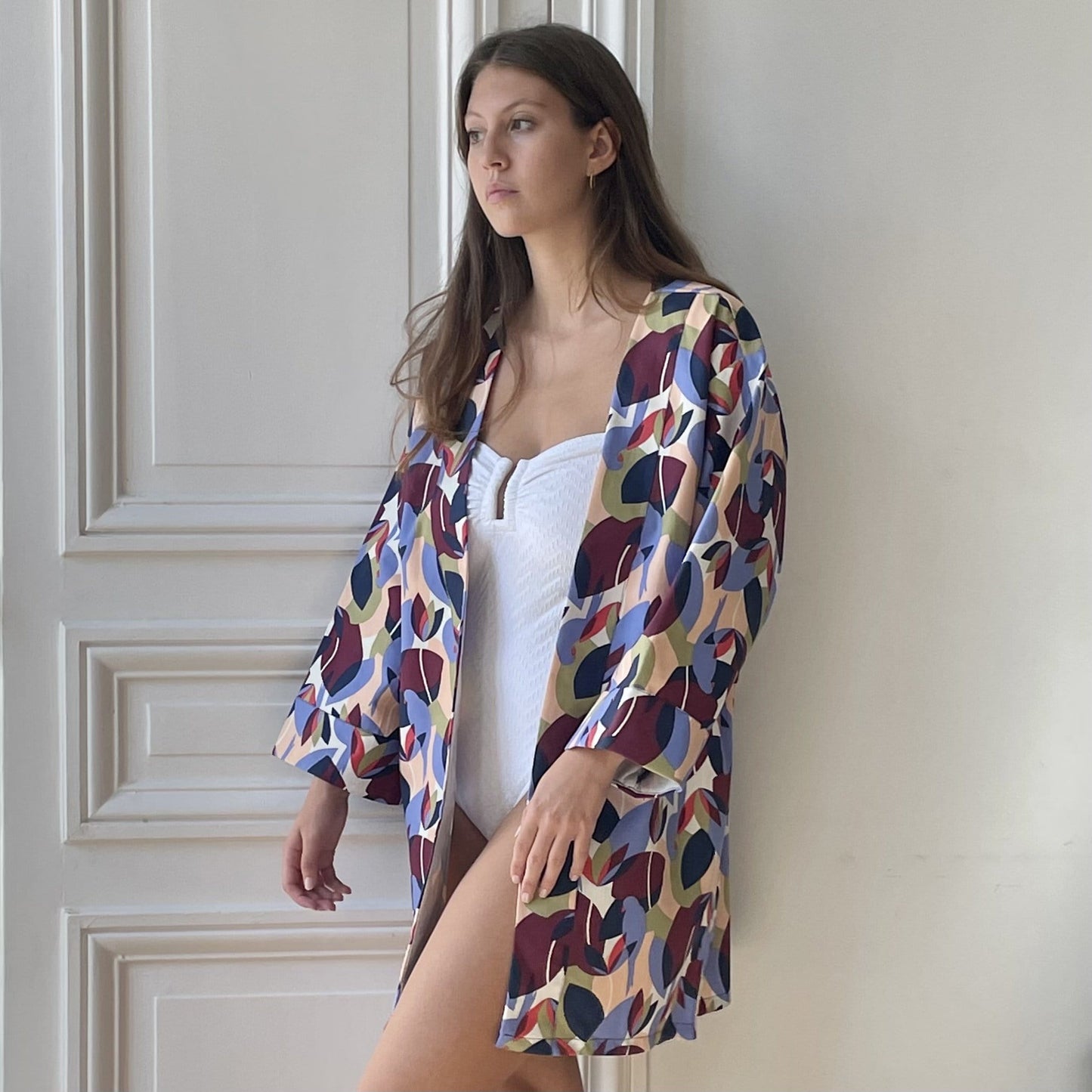 Kimono en coton imprimé perroquets prune, lilas, vert et saumon fabriqué en France