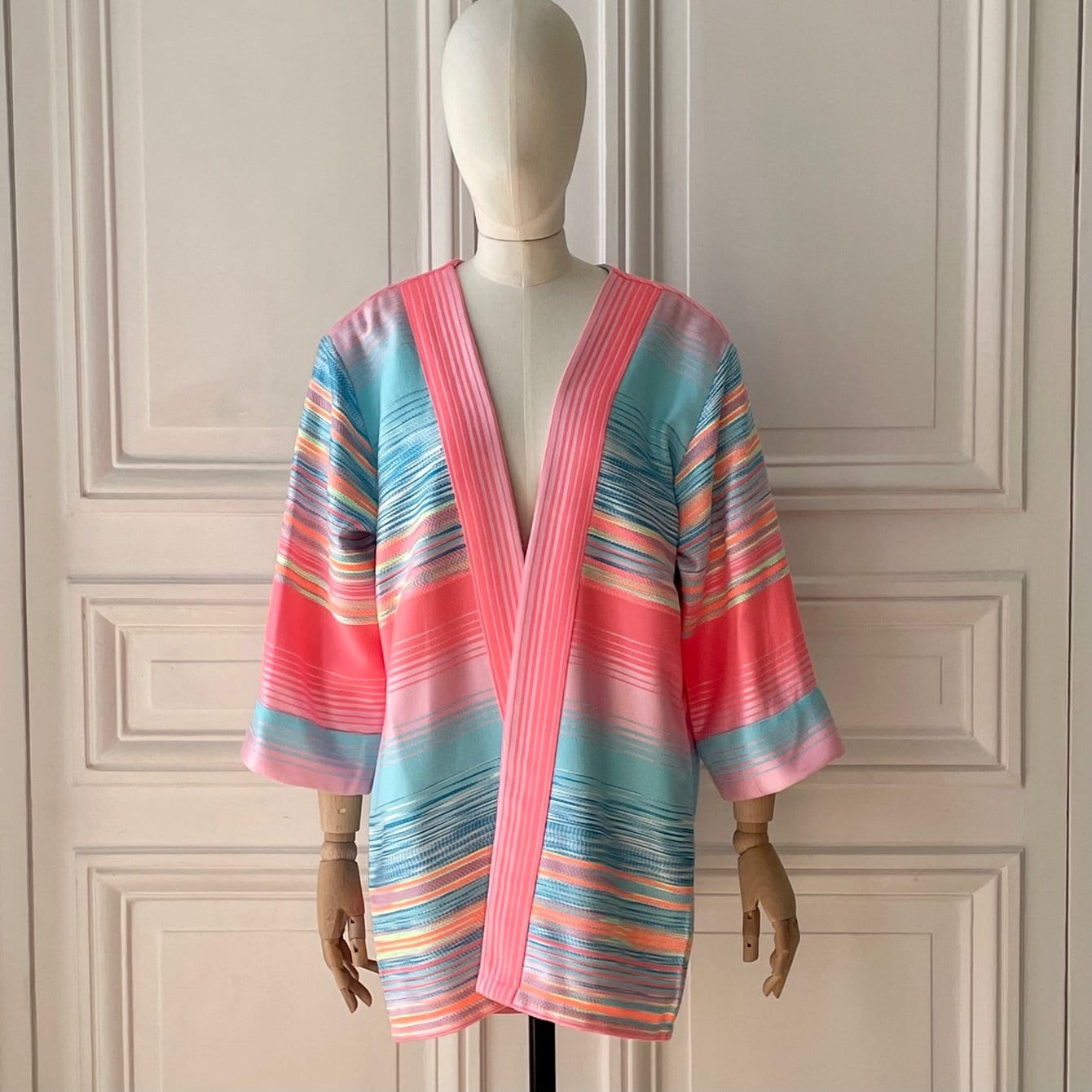 Kimono en tweed rose, bleu ciel et jaune tissé et fabriqué en France