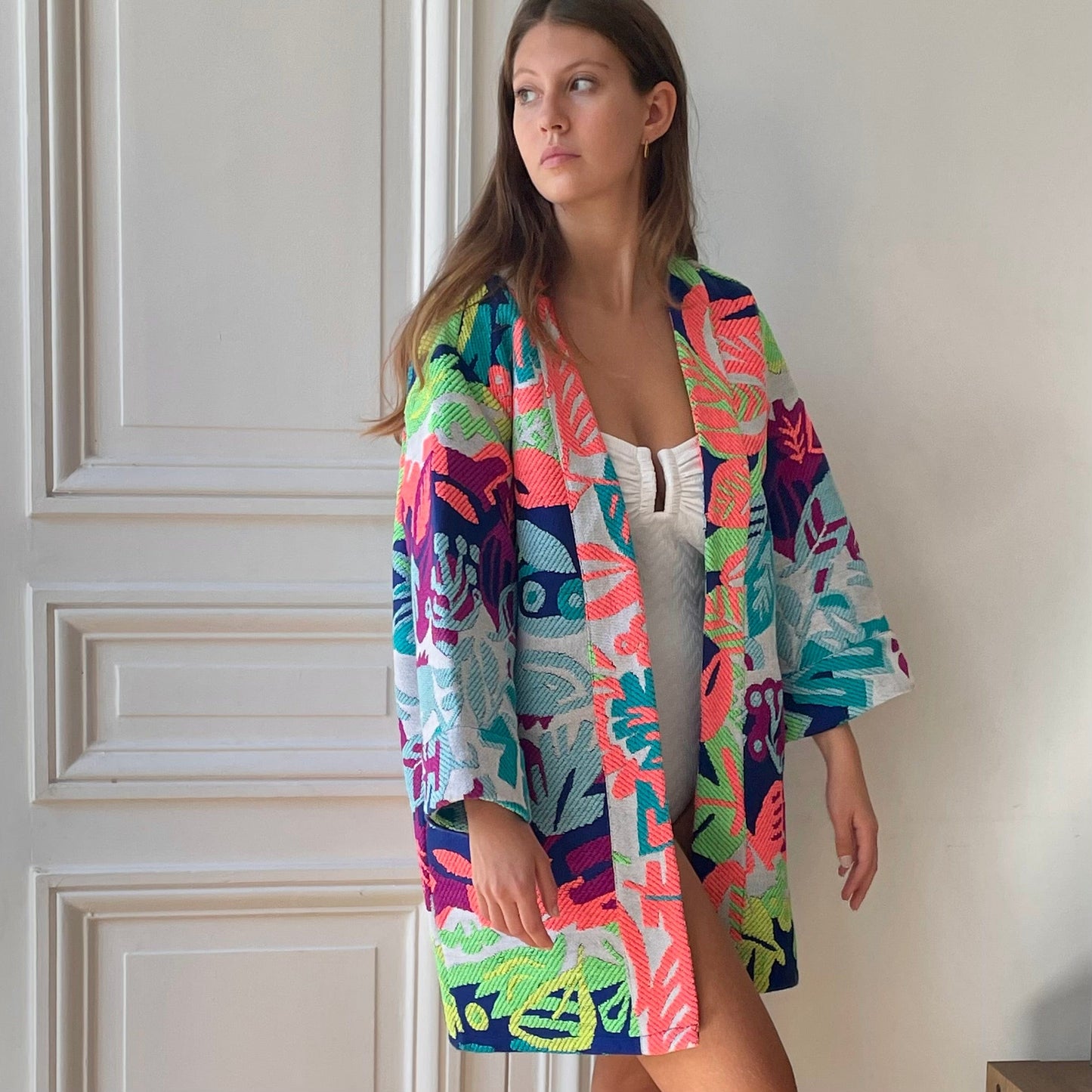 Kimono en tweed bleu marine, bleu ciel, corail, vert fluo, jaune fluo fuschia et blanc tissé et fabriqué en France