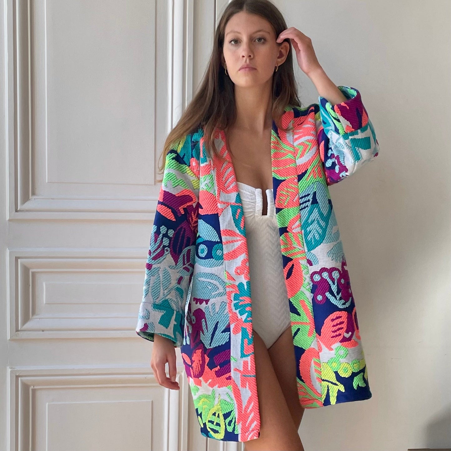 Kimono en tweed bleu marine, bleu ciel, corail, vert fluo, jaune fluo fuschia et blanc tissé et fabriqué en France