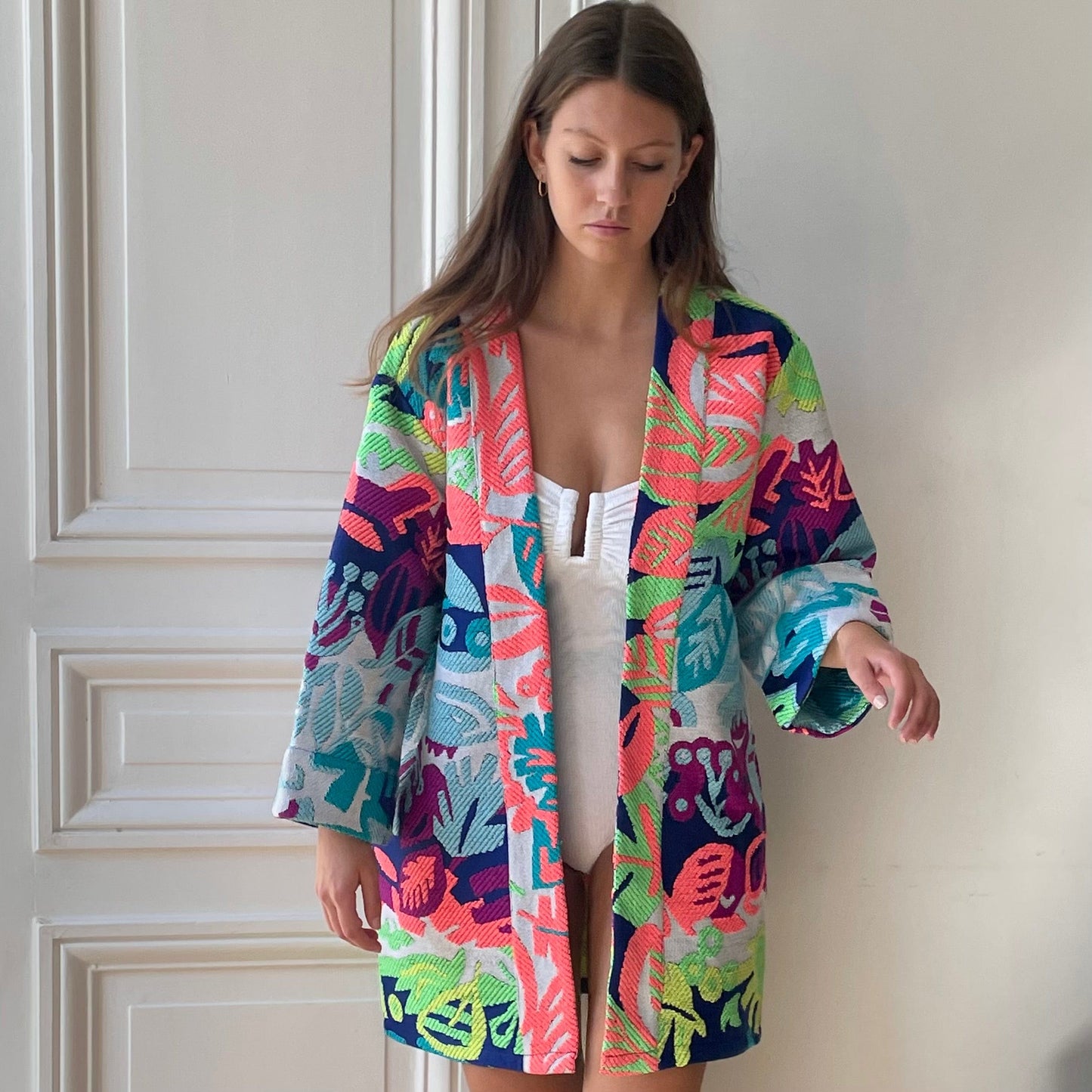 Kimono en tweed bleu marine, bleu ciel, corail, vert fluo, jaune fluo fuschia et blanc tissé et fabriqué en France