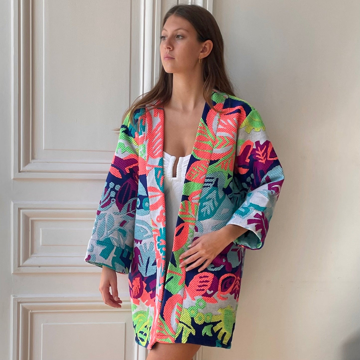 Kimono en tweed bleu marine, bleu ciel, corail, vert fluo, jaune fluo fuschia et blanc tissé et fabriqué en France