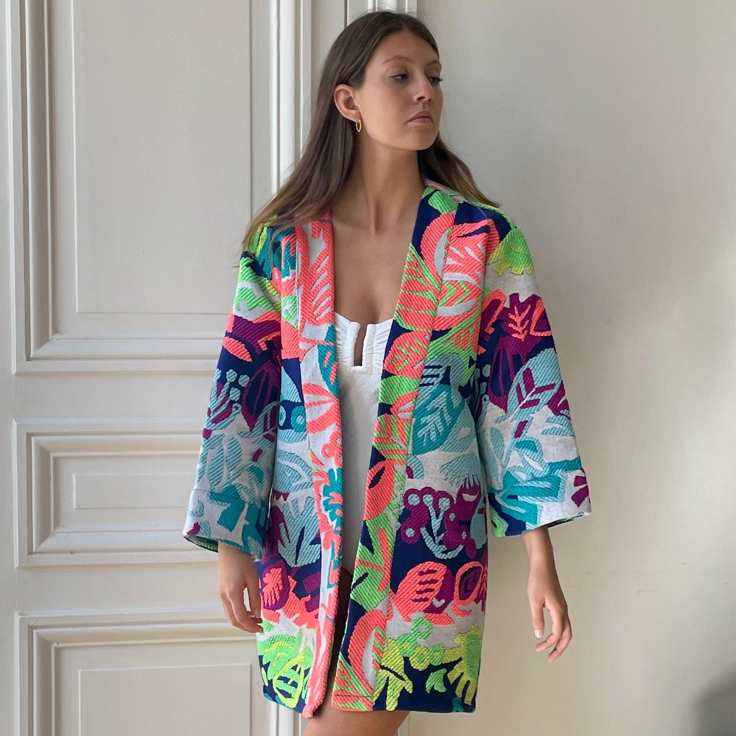 Kimono en tweed bleu marine, bleu ciel, corail, vert fluo, jaune fluo fuschia et blanc tissé et fabriqué en France