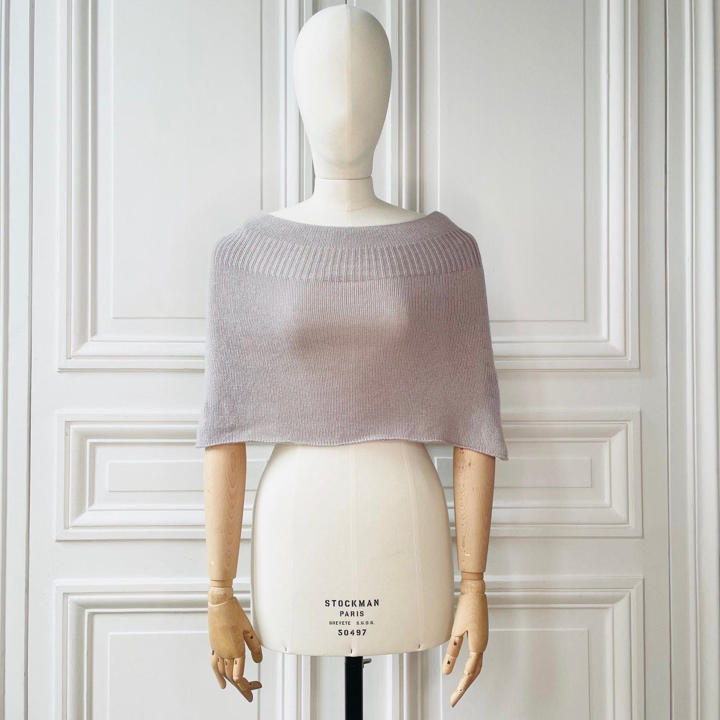 Mini poncho beige rosé tricoté en France 100% cachemire maille mousseuse