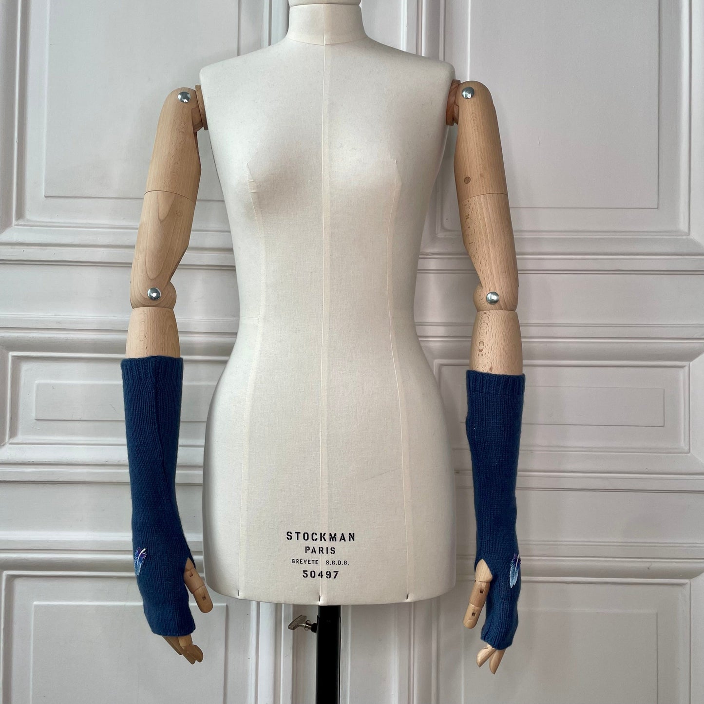 Mitaines bleues jean froncées avec patchs plume tricotées en France 100% cachemire maille mousseuse