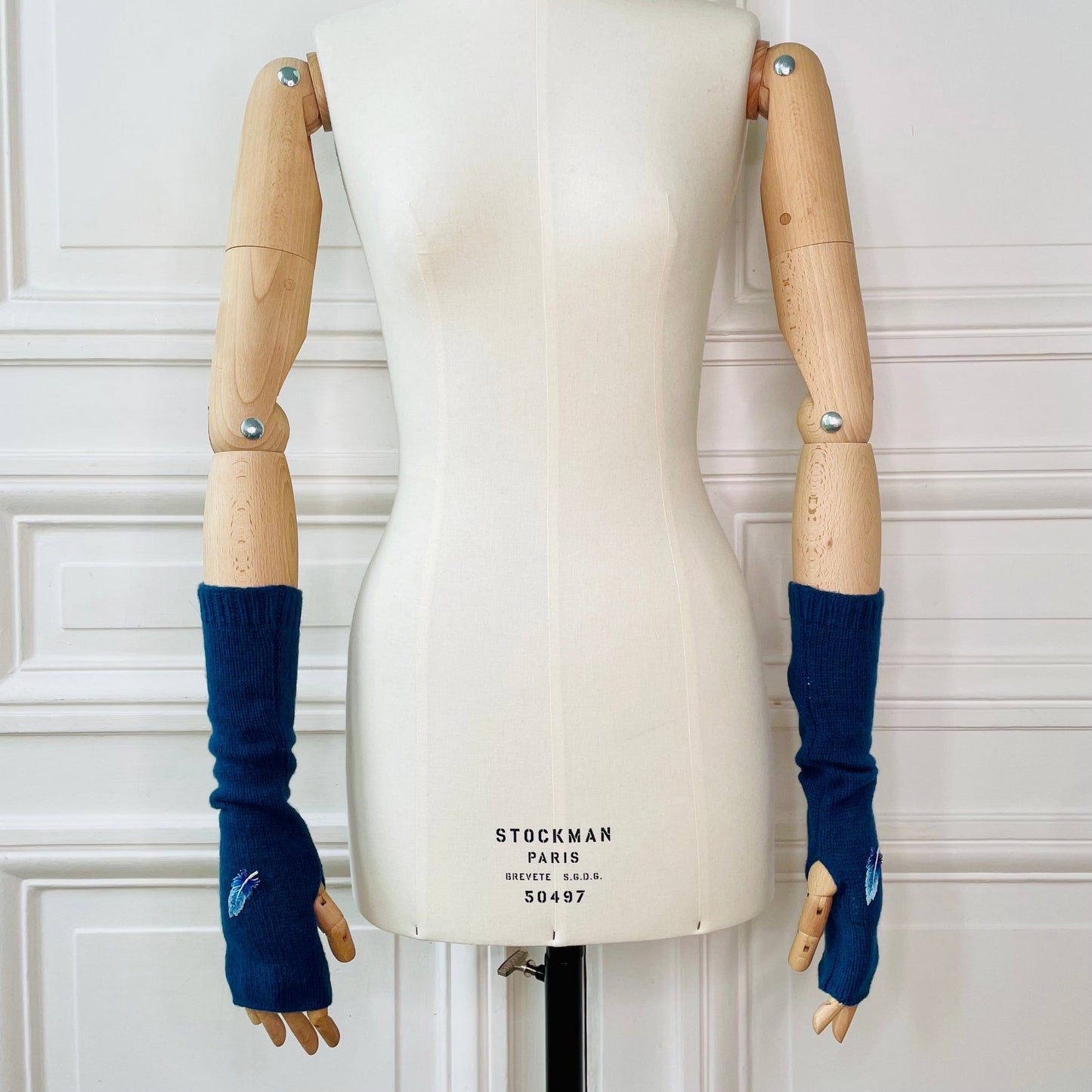 Mitaines bleues jean froncées avec patchs plume tricotées en France 100% cachemire maille mousseuse