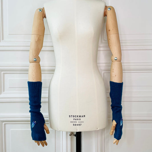 Mitaines bleues jean froncées avec patchs plume tricotées en France 100% cachemire maille mousseuse