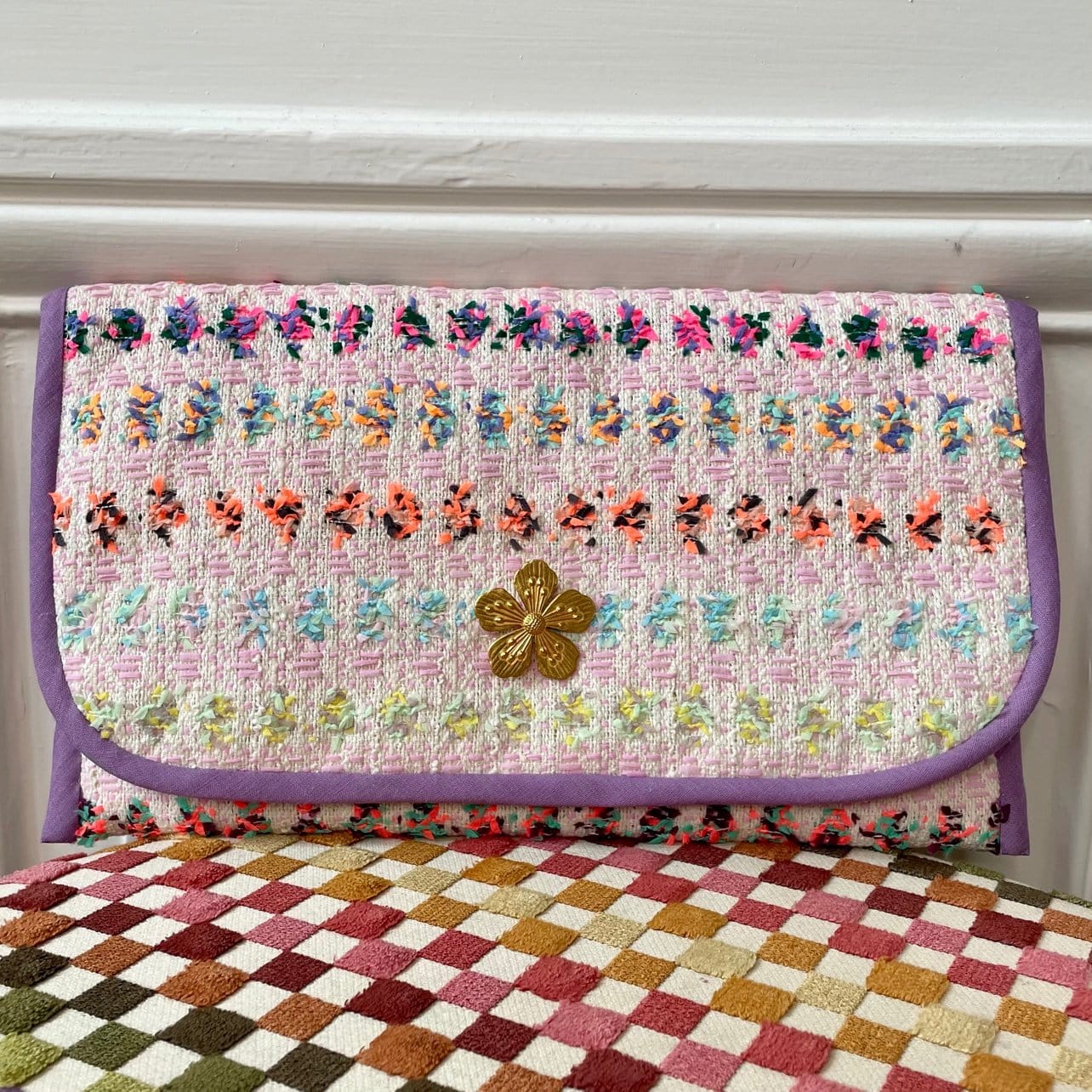 Pochette Alexandre en tweed rose tendre, lilas, jaune moutarde, orange, vert amande et rose fluo tissé et fabriquée en France