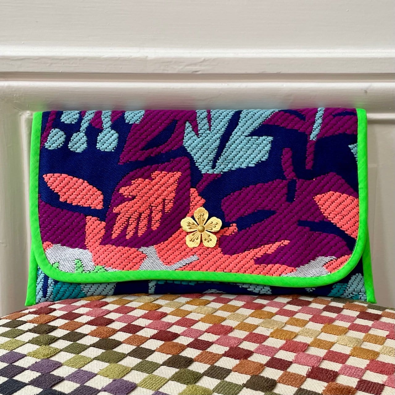 Pochette Alexandre en tweed jungle bleu ciel, bleu marine, fuschia, corail et vert fluo tissé et fabriquée en France