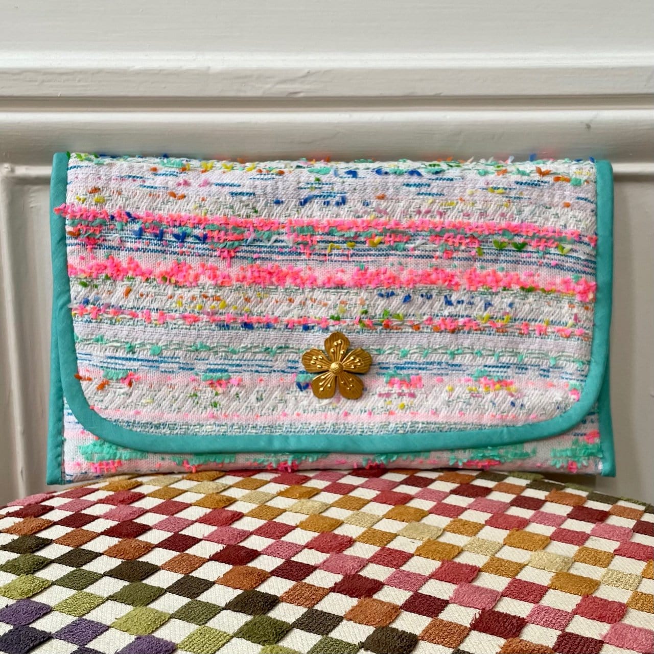 Pochette Alexandre en tweed bleu, rose fluo, blanc et vert d'eau tissé et fabriquée en France