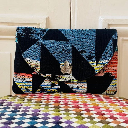 Pochette Sylvestre en tweed noir, bleu, blanc, corail et jaune fabriqué en France