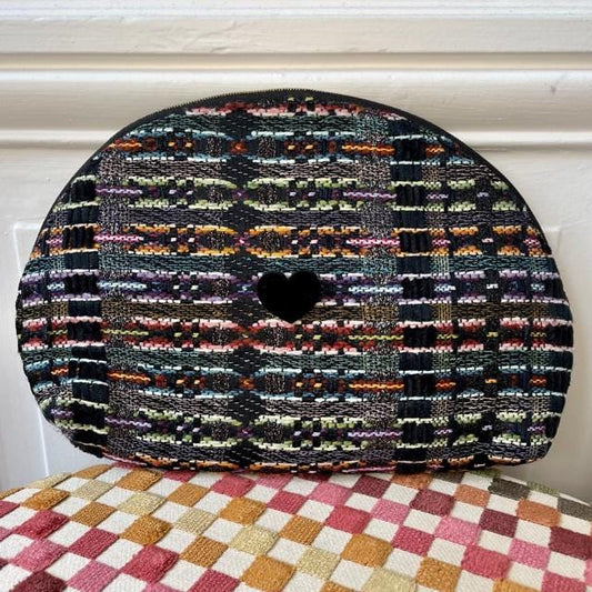 Pochette Eloha en tweed noir, vert, bleu, orange tissé et fabriquée en France