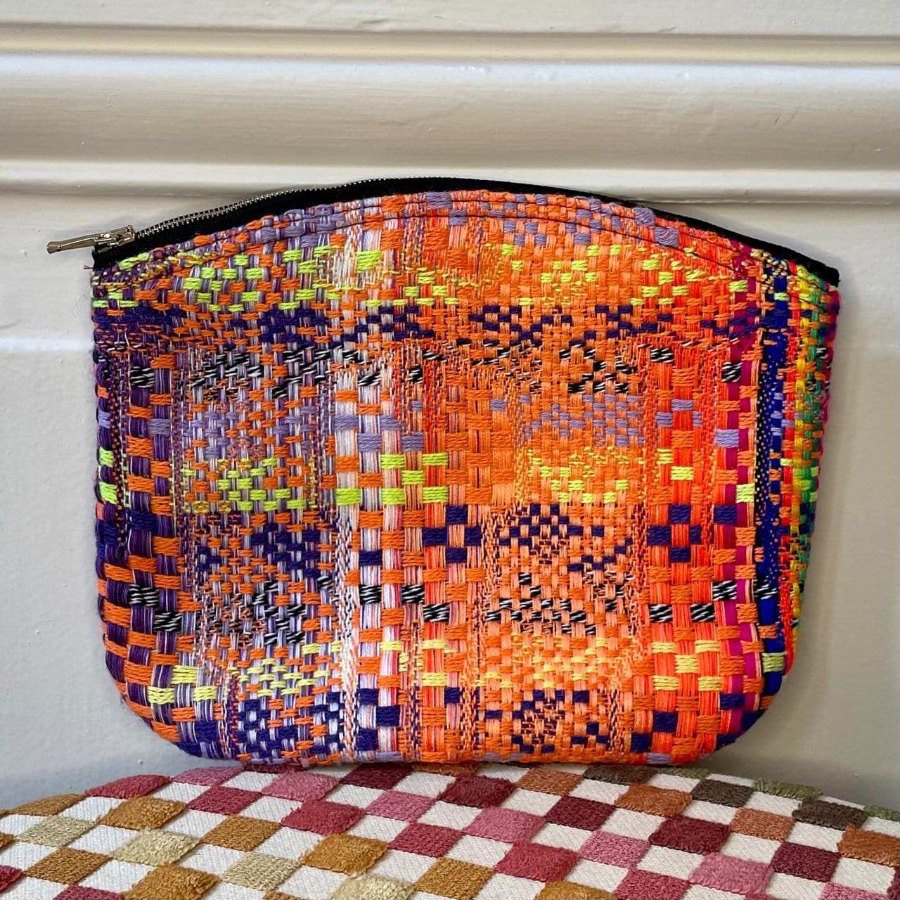 Pochette Etienne en tweed orange, jaune, violet et lilas tissé et fabriquée en France
