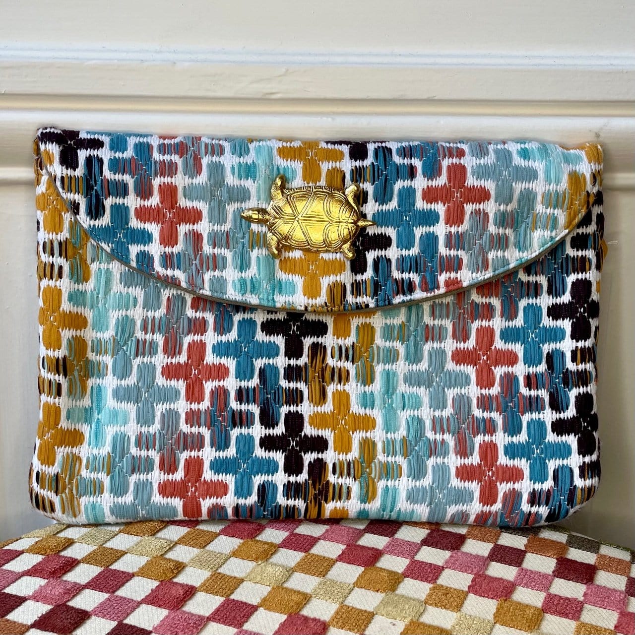 Pochette Louise en tweed jaune moutarde, marron, bleu, vert d'eau et corail tissé et fabriquée en France