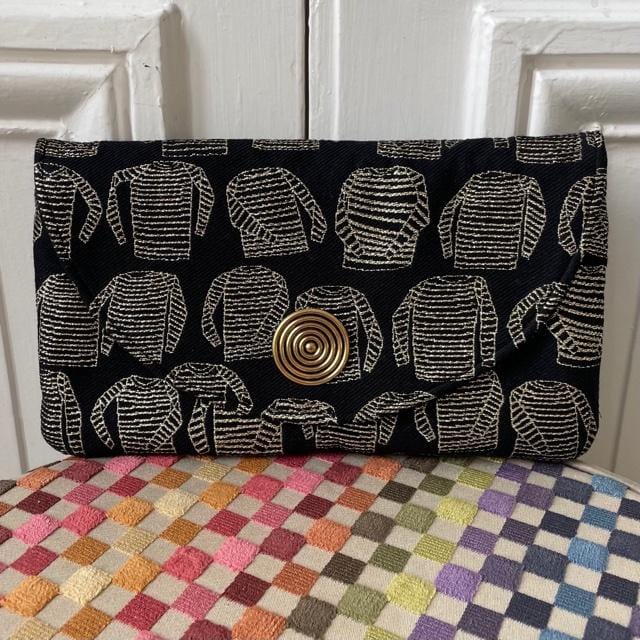 Pochette Sylvestre en tweed marinières noir et or tissé et fabriquée en France