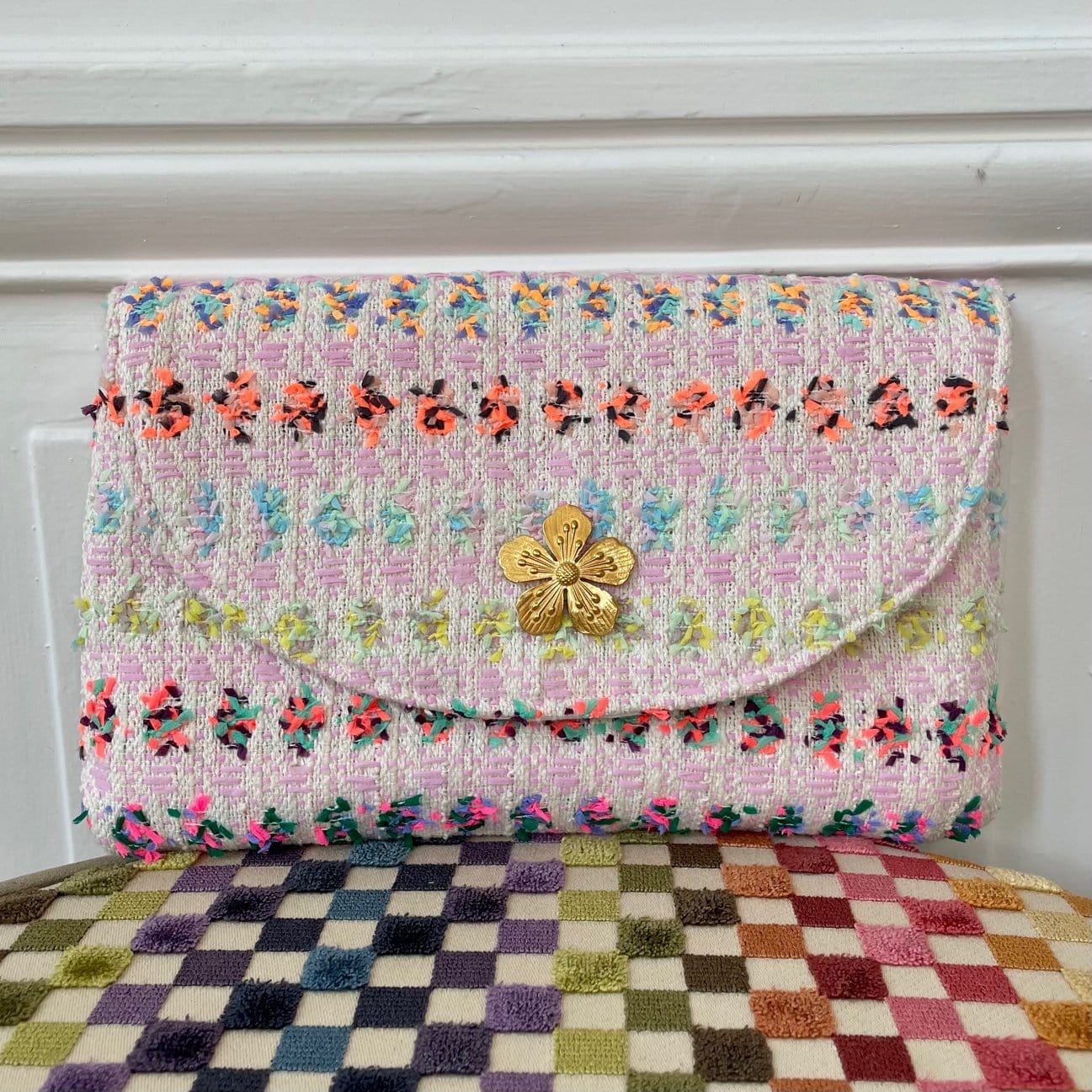 Pochette Sylvestre en tweed rose, orange, bleu ciel et vert tissé et fabriqué en France