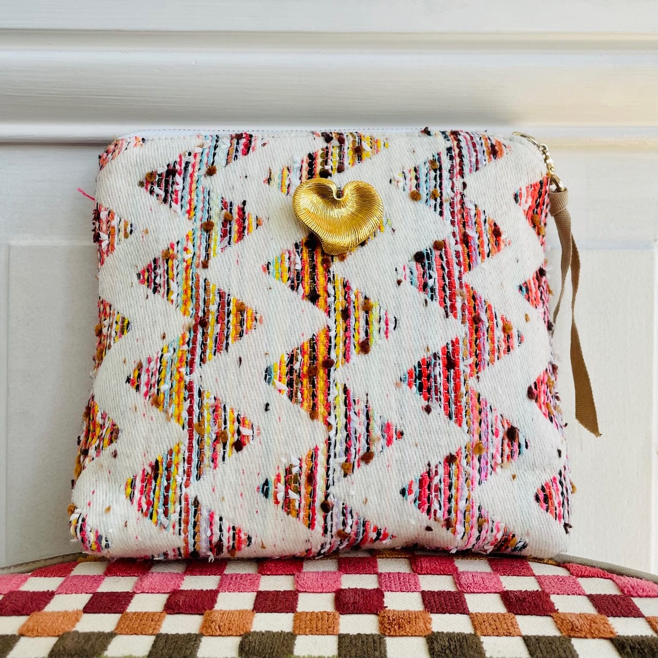 Pochette Ombeline en tweed zig zag blanc crème, jaune moutarde et rose