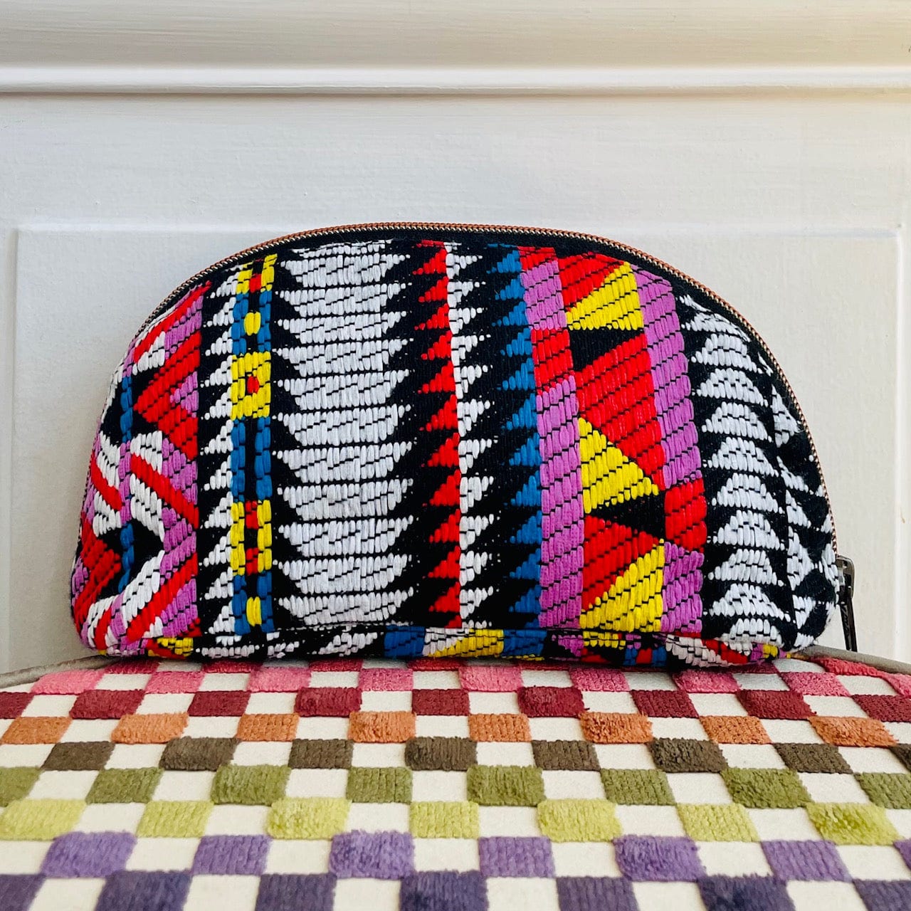 Pochette Sam en tweed noir, blanc, bleu klein, rouge, lilas et jaune tissé et abriquée en France