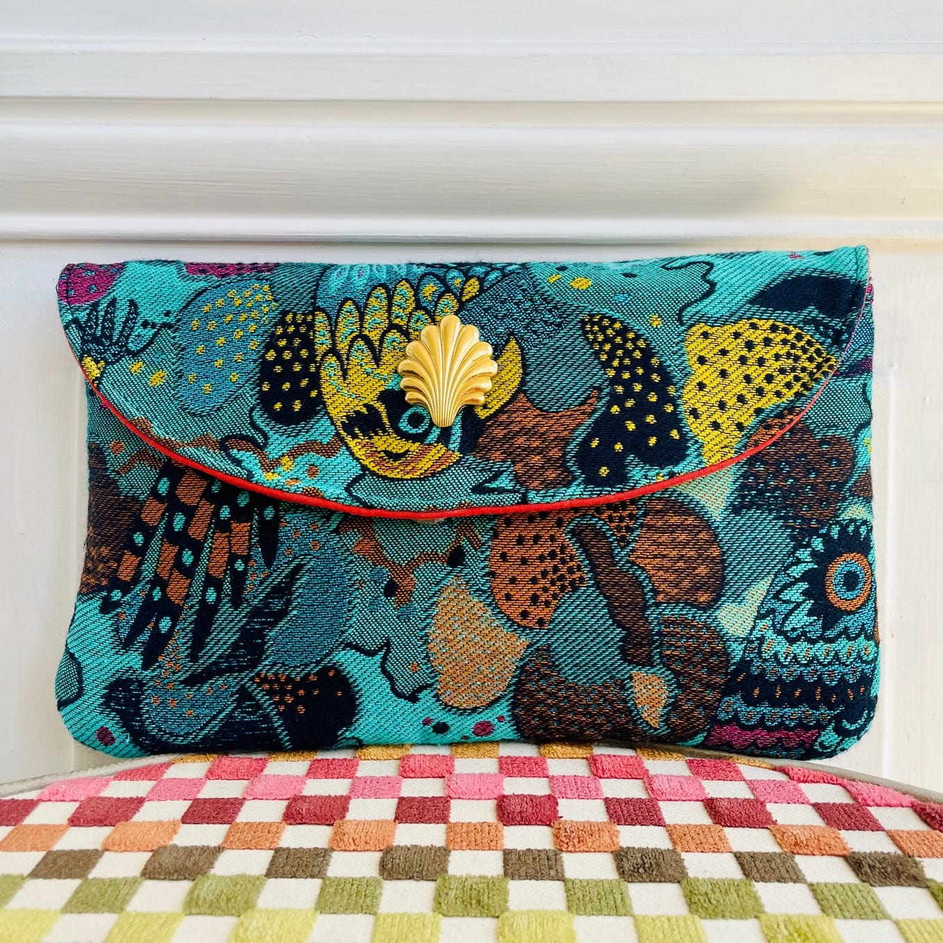Pochette Louise en tweed turquoise rose, jaune et marine perroquets tissé et fabriquée en France