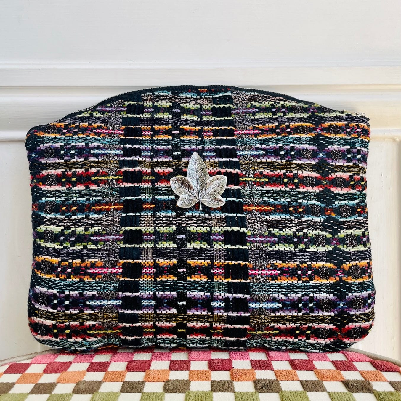 Pochette Armand en tweed noir, vert, bleu, orange tissé et fabriquée en France