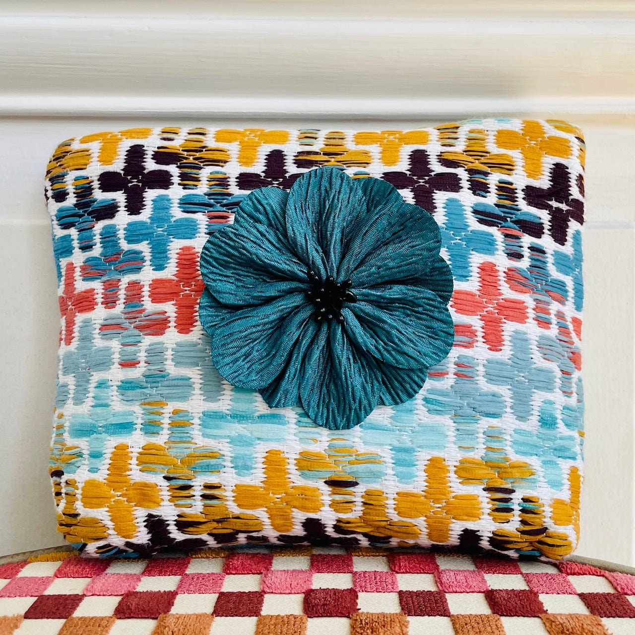 Pochette Régis en tweed jaune moutarde, marron, bleu, vert d'eau et corail tissé et fabriquée en France