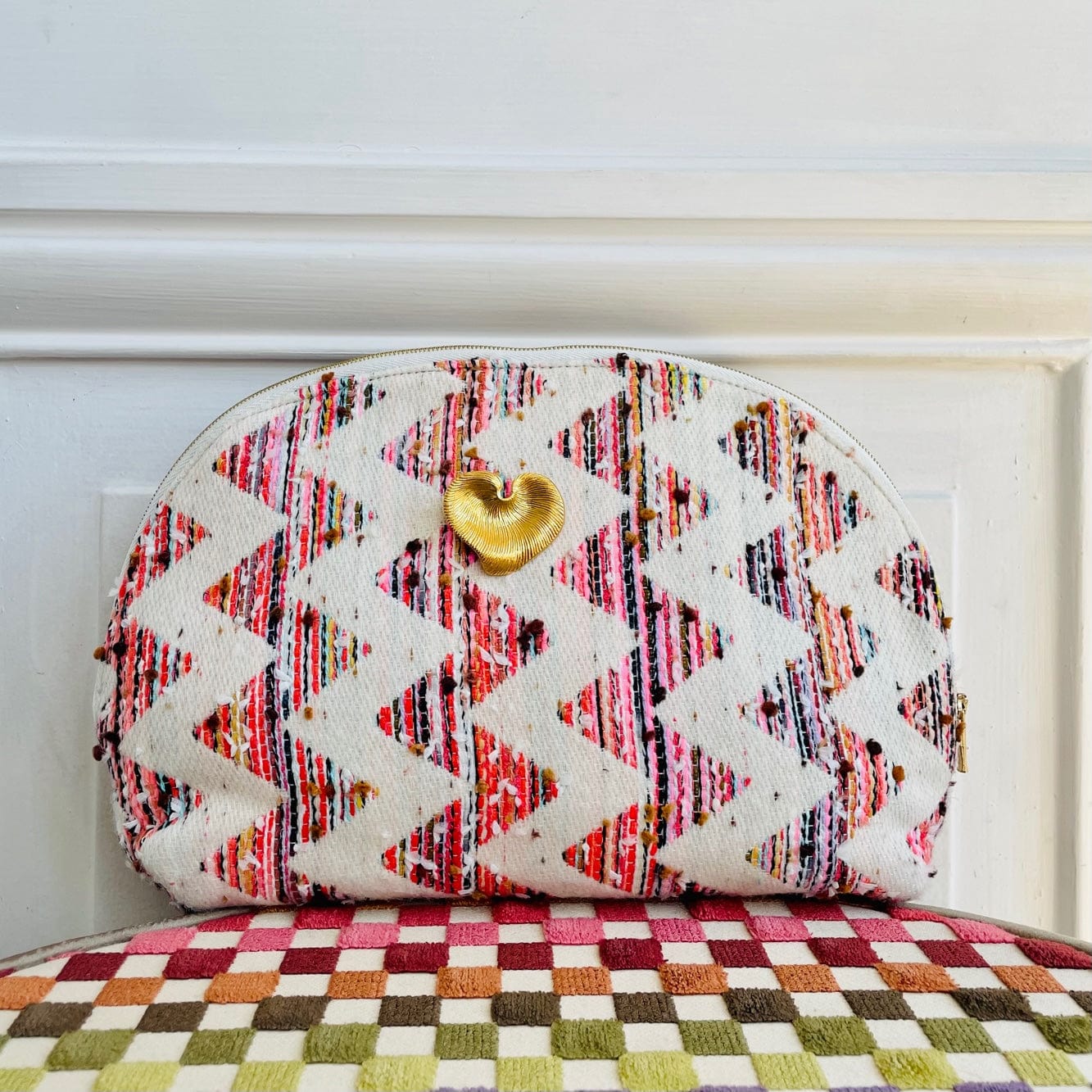 Pochette Eloha en tweed blanc crème, jaune moutarde et rose tissé et fabriquée en France