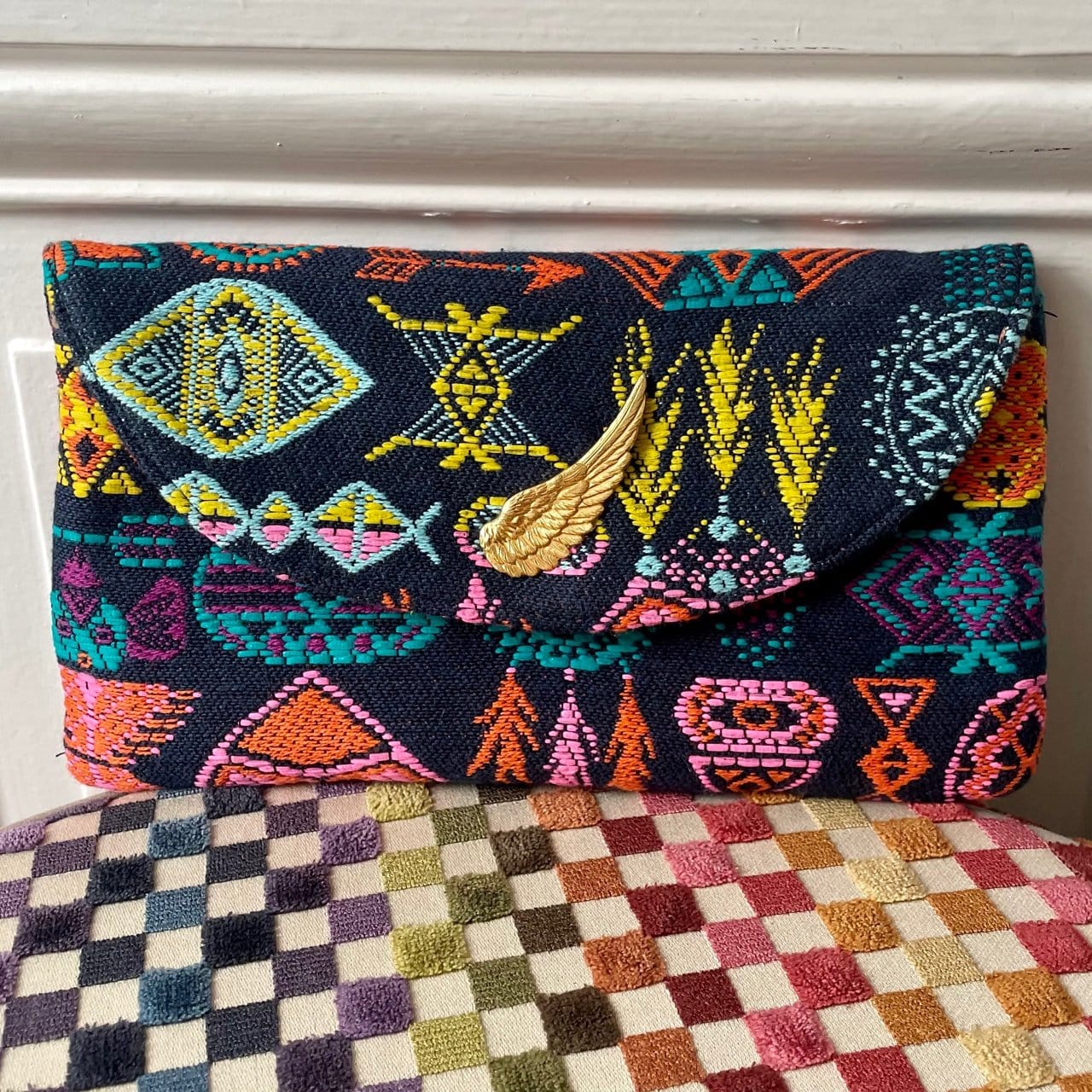 Pochette Louise en tweed bleu marine, orange, rose, turquoise et jaune tissé et fabriquée en France
