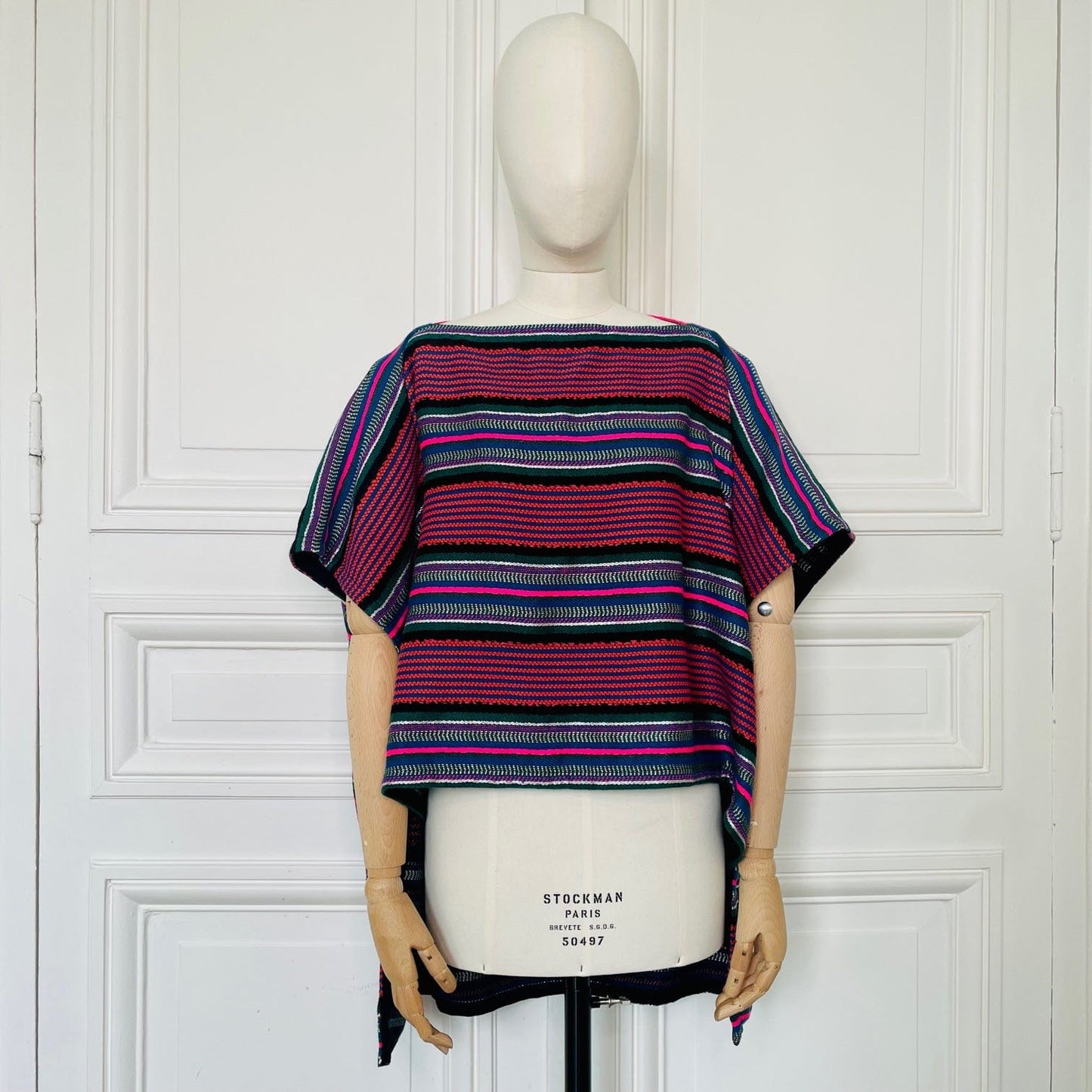 Poncho en tweed rayé rose, violet, gris et noir et turquoise tissé et fabriqué en France