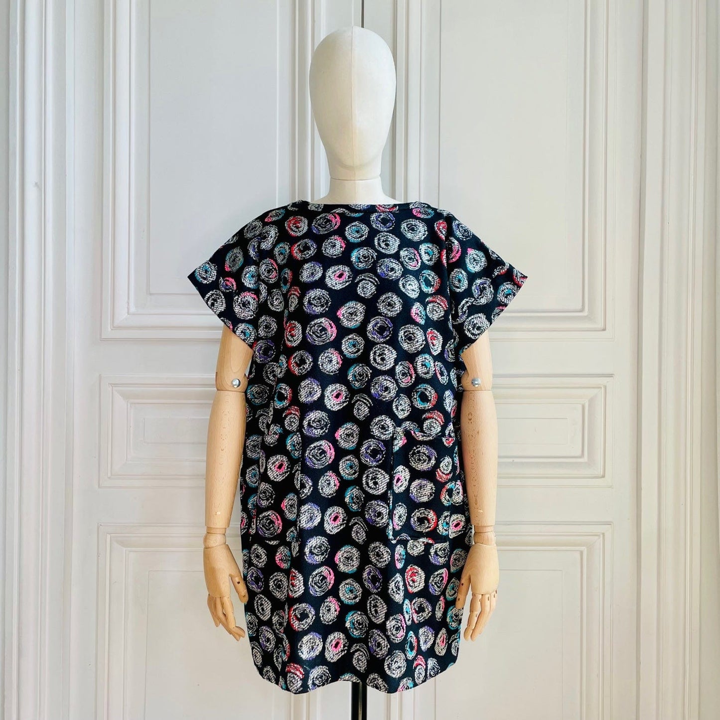 Robe en tweed noir, rose, turquoise et argenté tissé et fabriquée en France