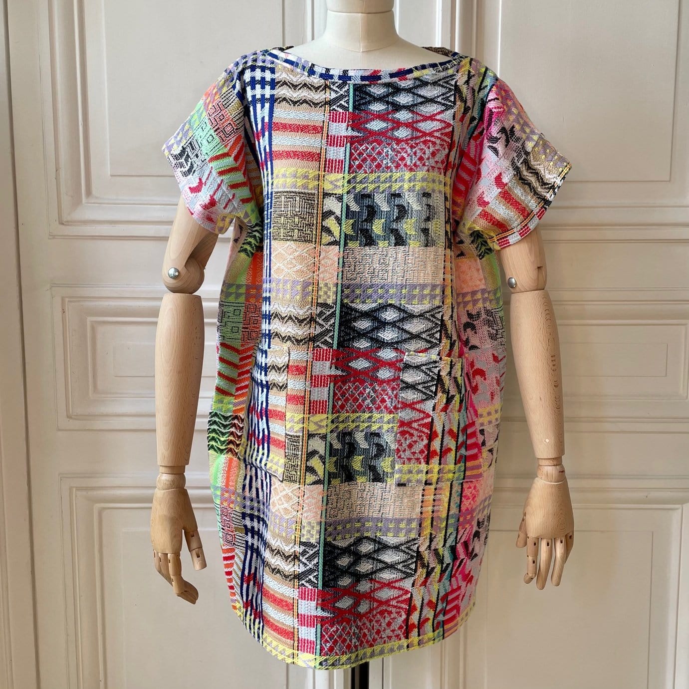 Robe en tweed jaune, rouge, noire, beige et blanc tissé et fabriquée en France