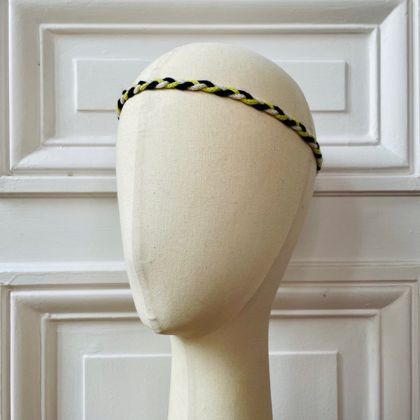 Mini natte bandeau noire jaune et blanche tricotée en France 100% cachemire maille mousseuse