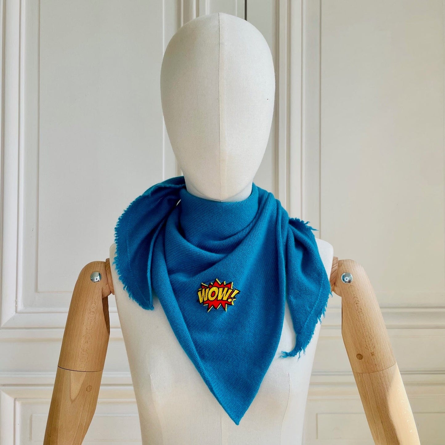 Triangle frangé bleu schtroumpf avec patch Wow tricoté en France 100% cachemire maille serrée